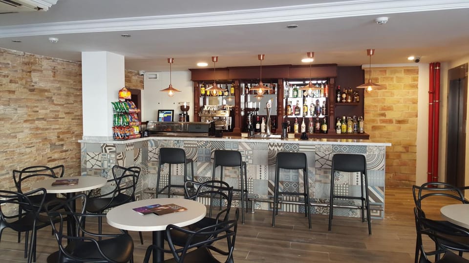 Lounge or bar, Lounge or bar