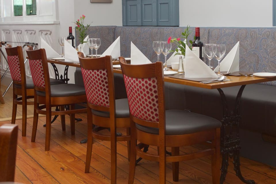 Restaurant/places to eat, Decorative detail, Breakfast, Lunch, Dinner, Alcoholic drinks, Non alcoholic drinks