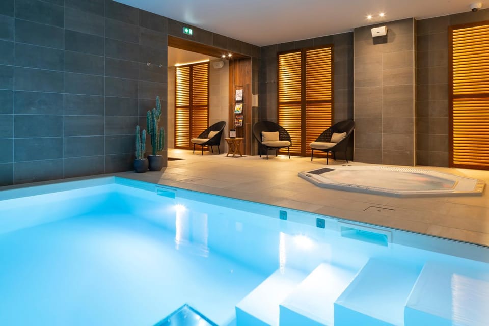 Hot Tub, Sauna, Swimming pool