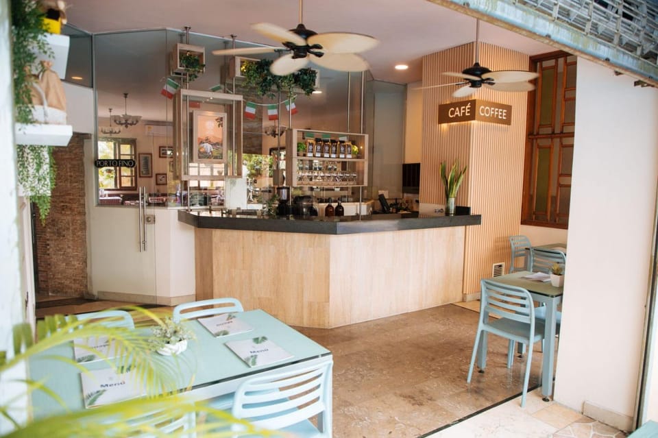 Restaurant/places to eat, Lounge or bar, Food and drinks, Drinks