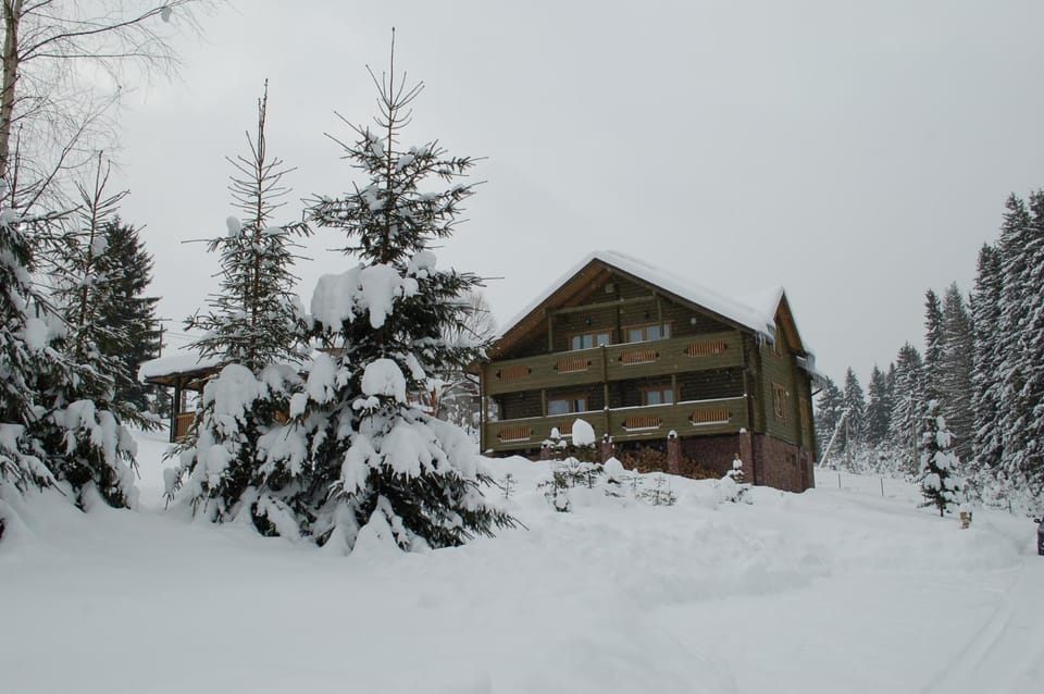 GUTSULWOOD Nature lodge in Ukraine