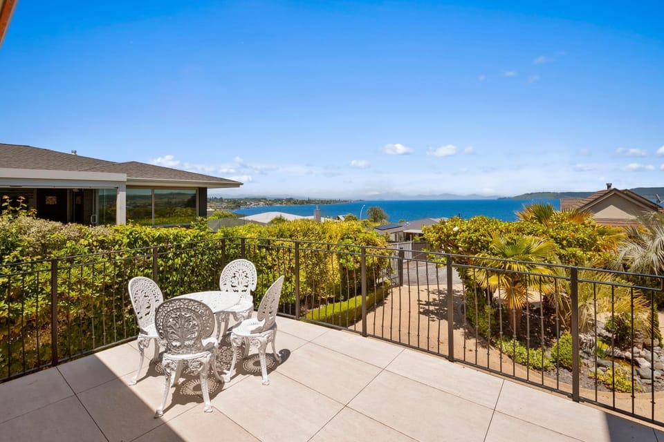 Balcony/Terrace, Lake view, Mountain view