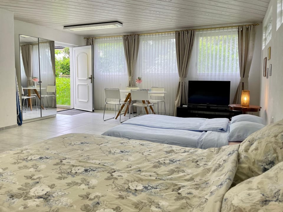 Bed, TV and multimedia, Photo of the whole room