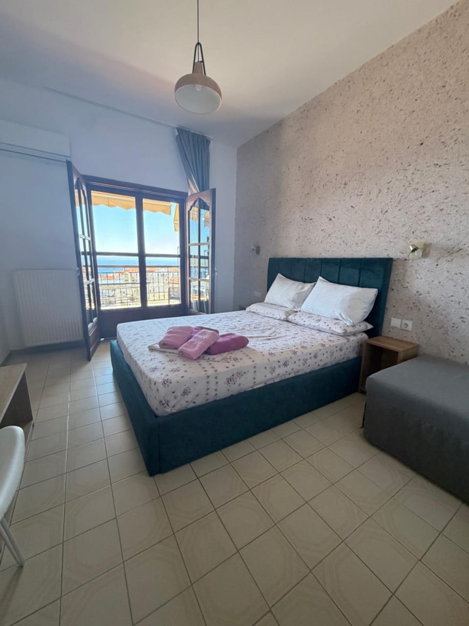 Bed, Bedroom, towels