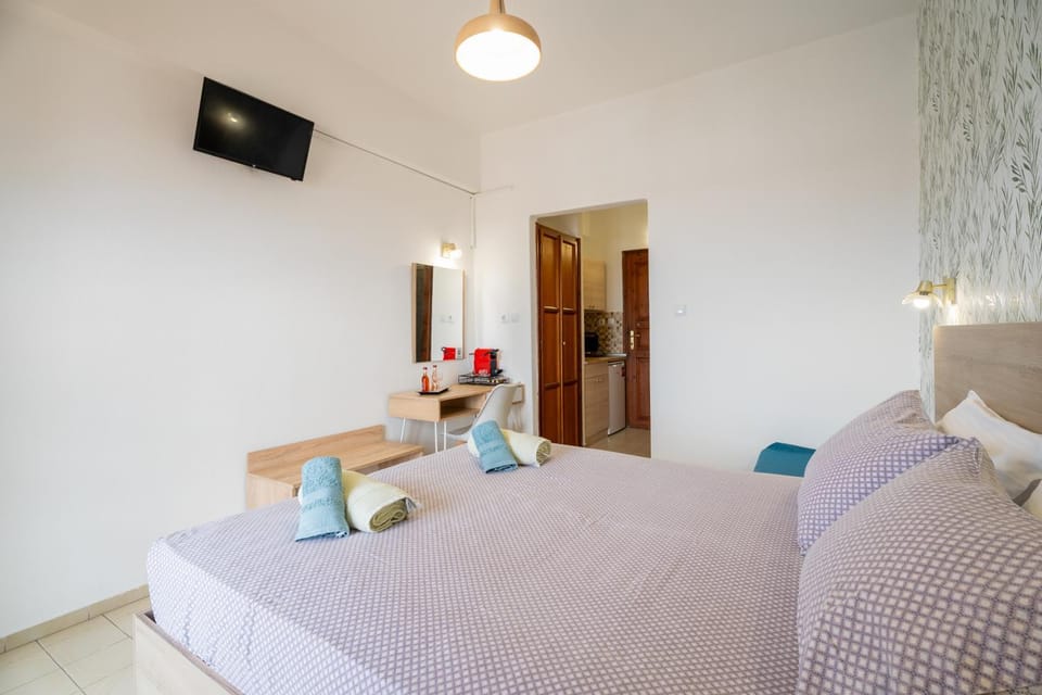 Bed, TV and multimedia, Bedroom