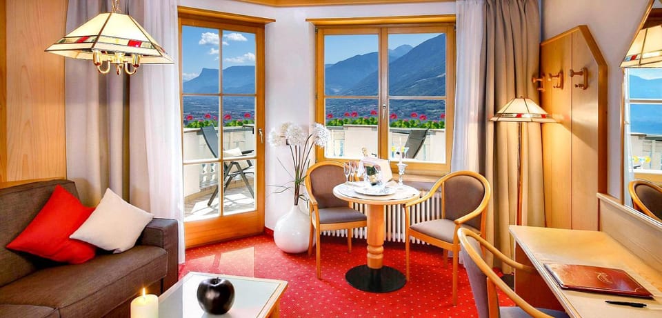 Natural landscape, View (from property/room), Balcony/Terrace, Living room, Seating area, Mountain view