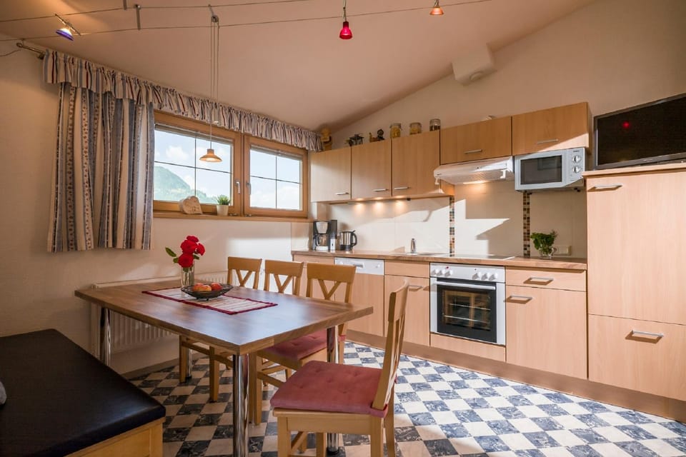 Kitchen or kitchenette, Communal kitchen