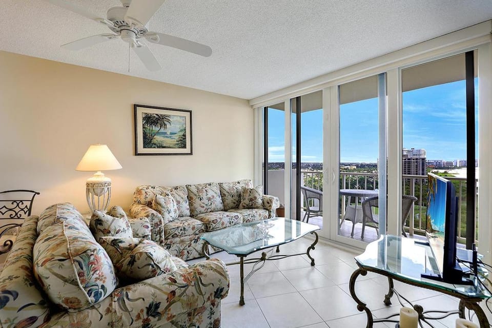 Sunny beachfront condo with pool and SW-facing balcony House in Marco Island