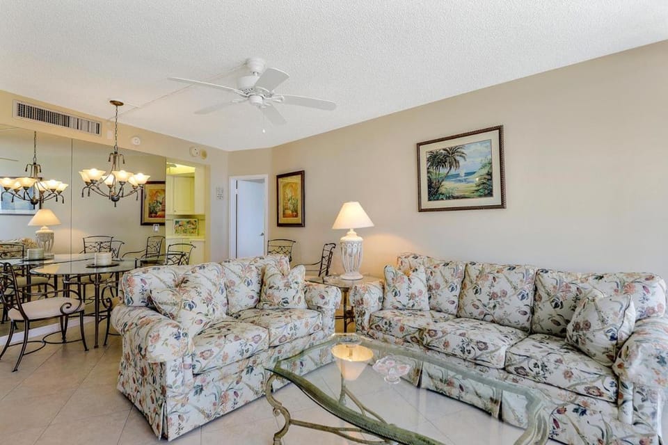 Sunny beachfront condo with pool and SW-facing balcony House in Marco Island