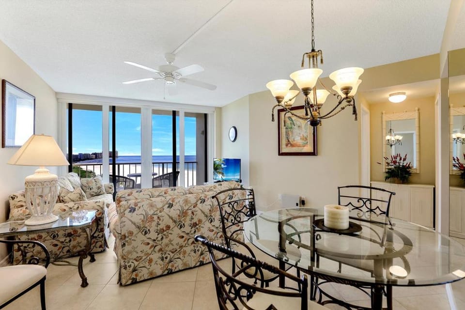 Sunny beachfront condo with pool and SW-facing balcony House in Marco Island