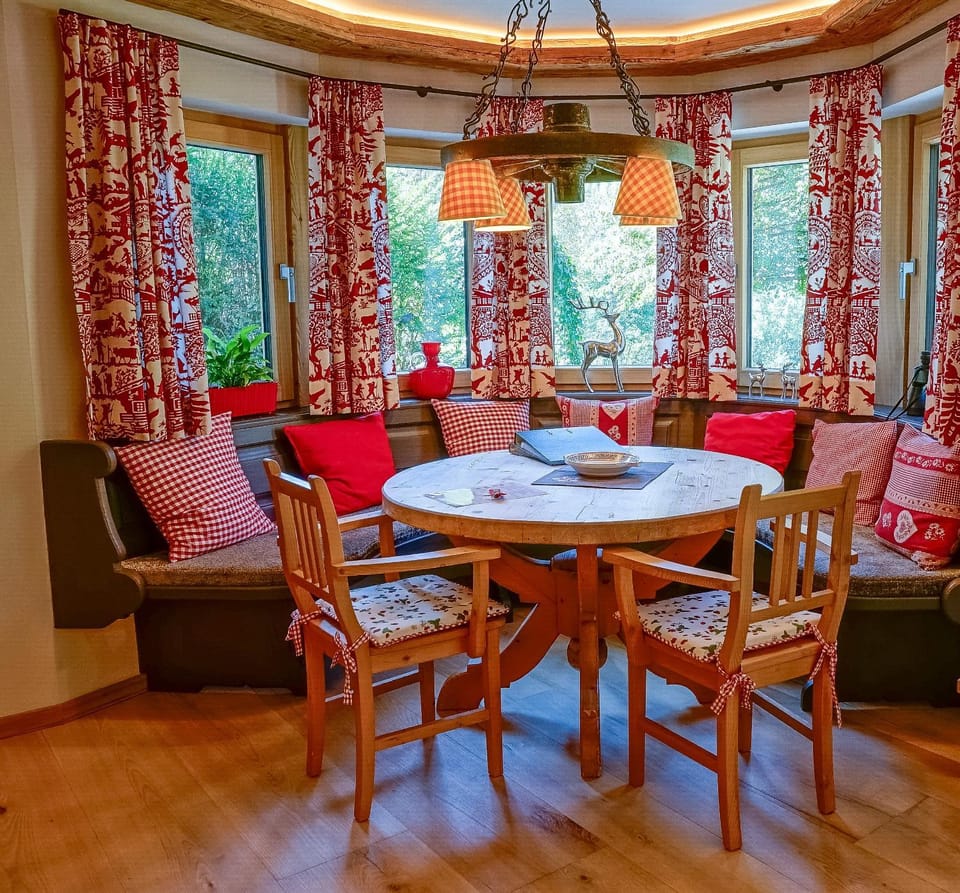 Seating area, Dining area