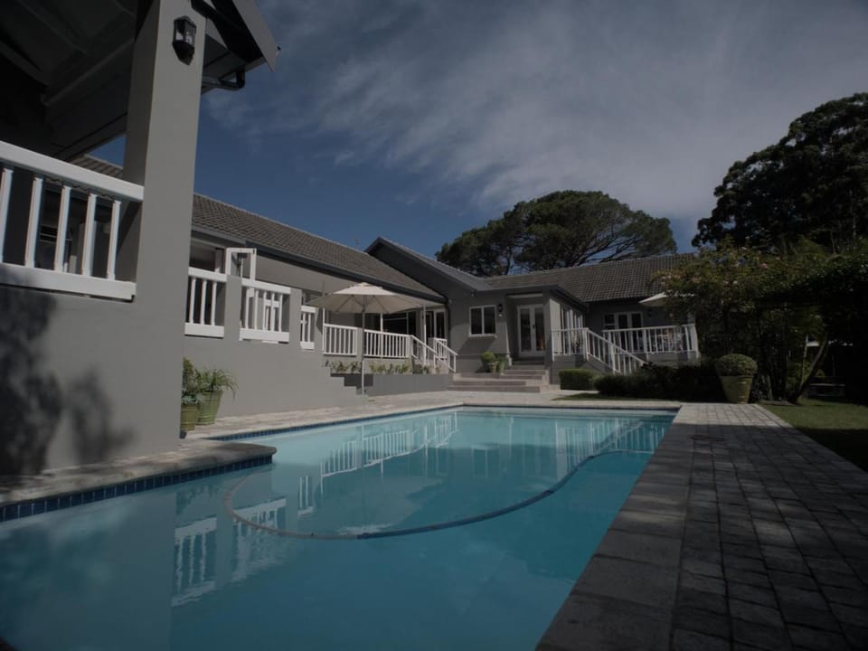 Property building, Day, Pool view, Swimming pool, Swimming pool