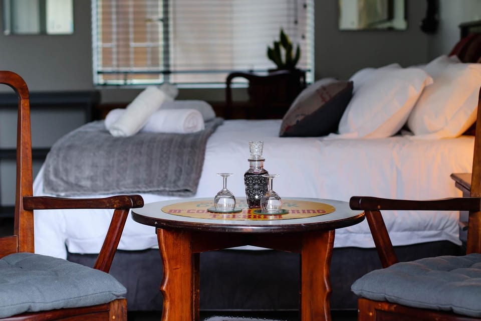 Bed, Seating area, towels