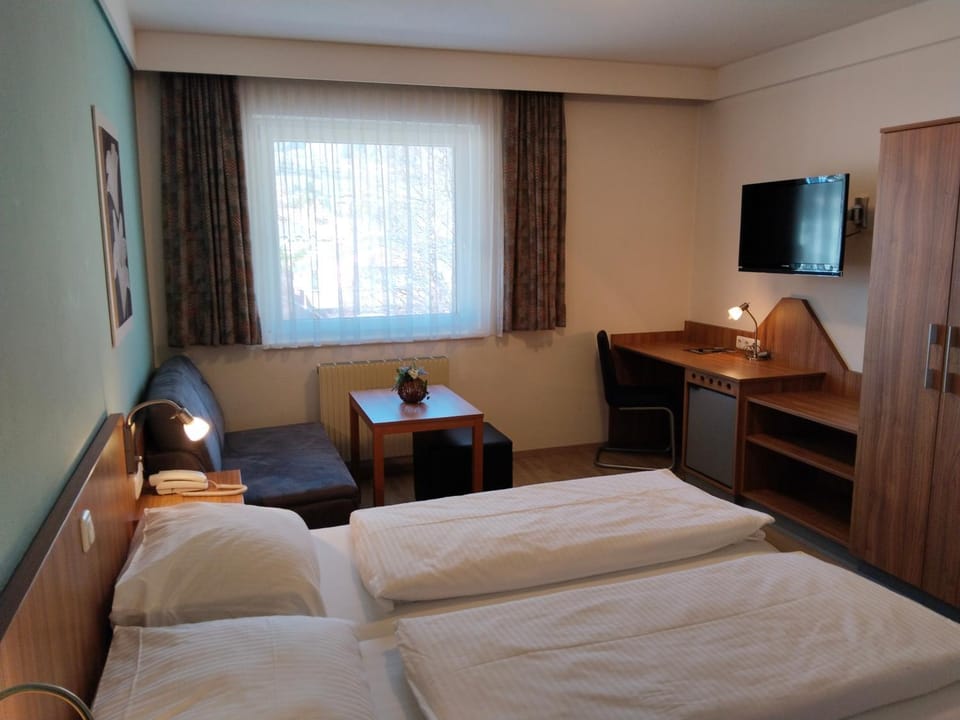 Bed, TV and multimedia, Photo of the whole room, Bedroom