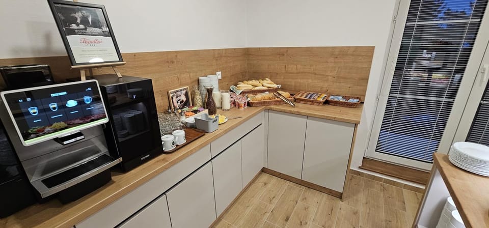 Coffee/tea facilities, Food and drinks, Food, Breakfast