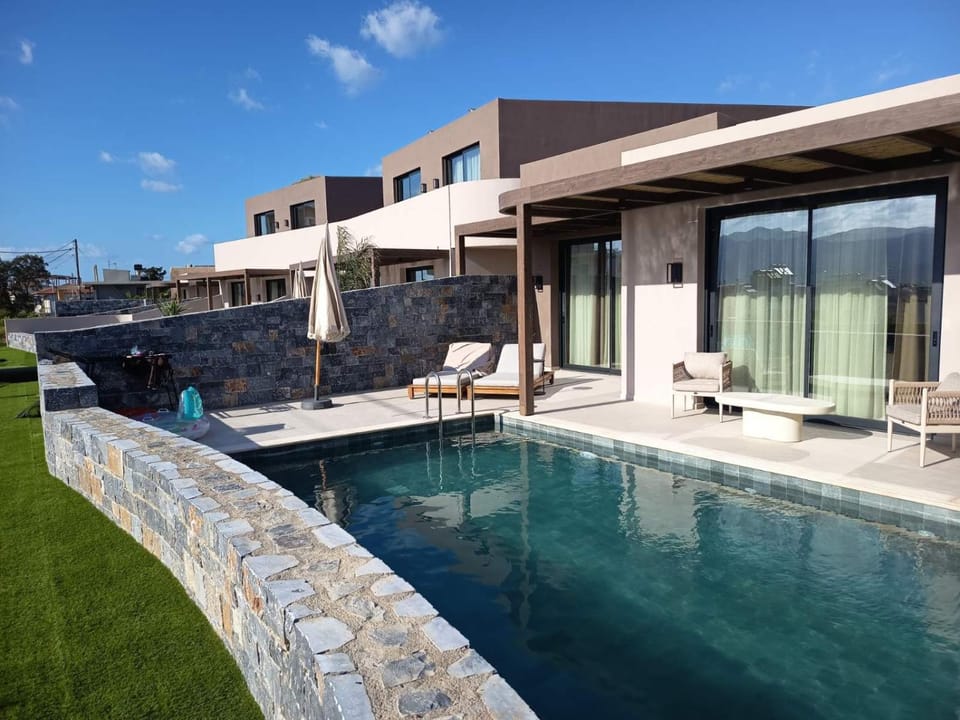 Swimming pool, sunbed