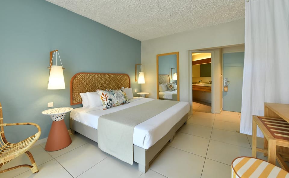 Bed, Seating area, Bedroom