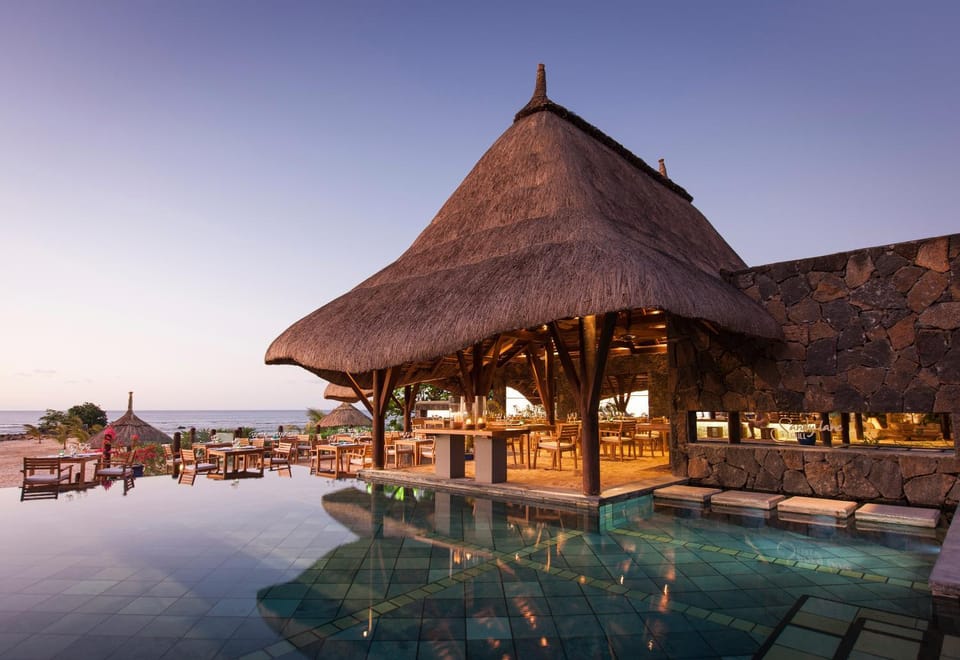 Restaurant/places to eat, Dining area, Swimming pool, Breakfast