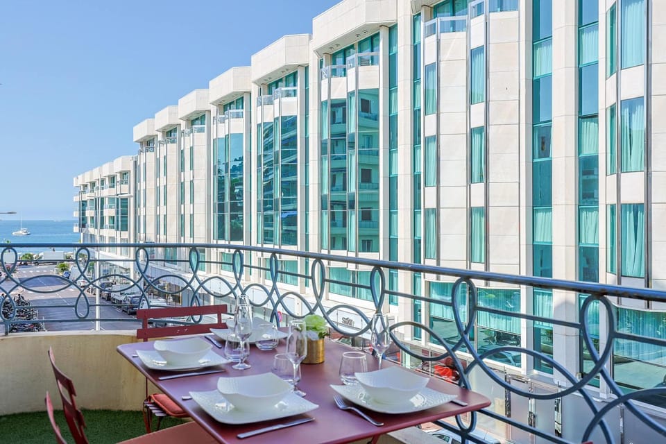 MARRIOTT : 2 BEDS/2 BATHS SEA VIEW Apartment in Cannes