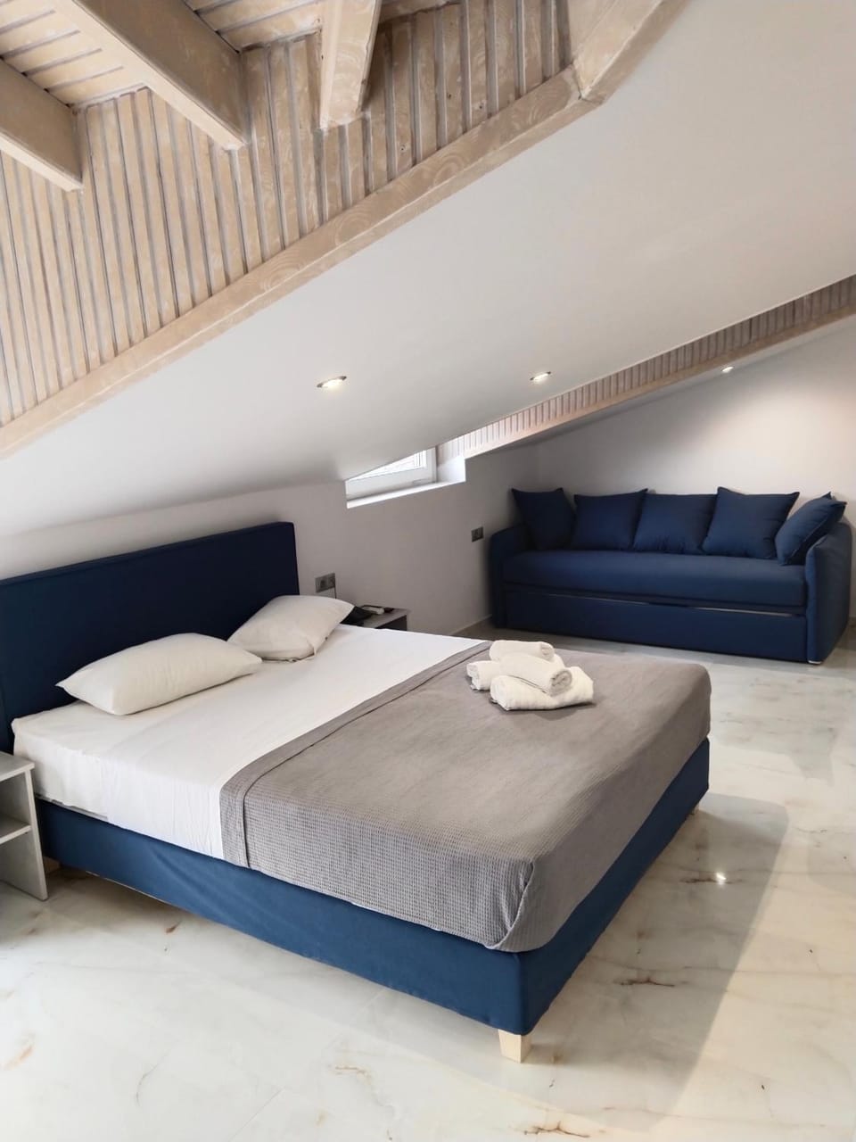 Bed, Seating area