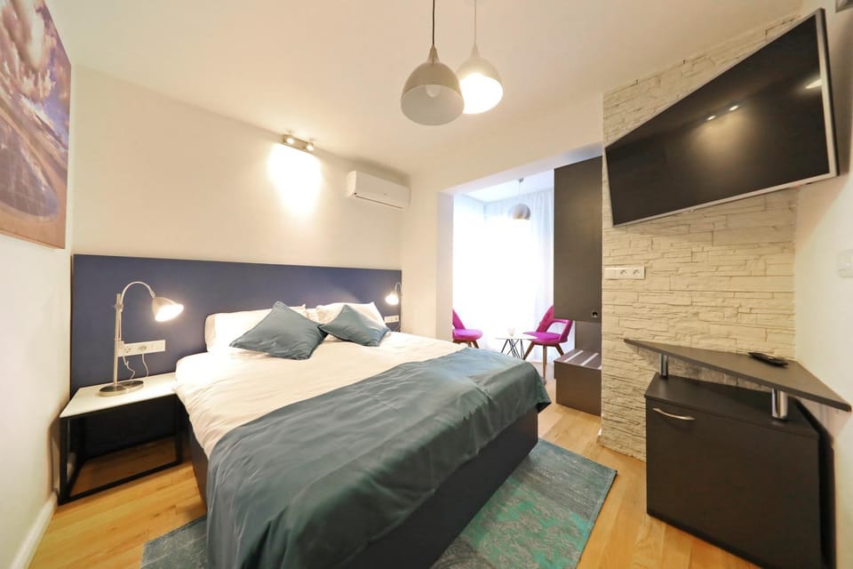 Bed, TV and multimedia, Bedroom