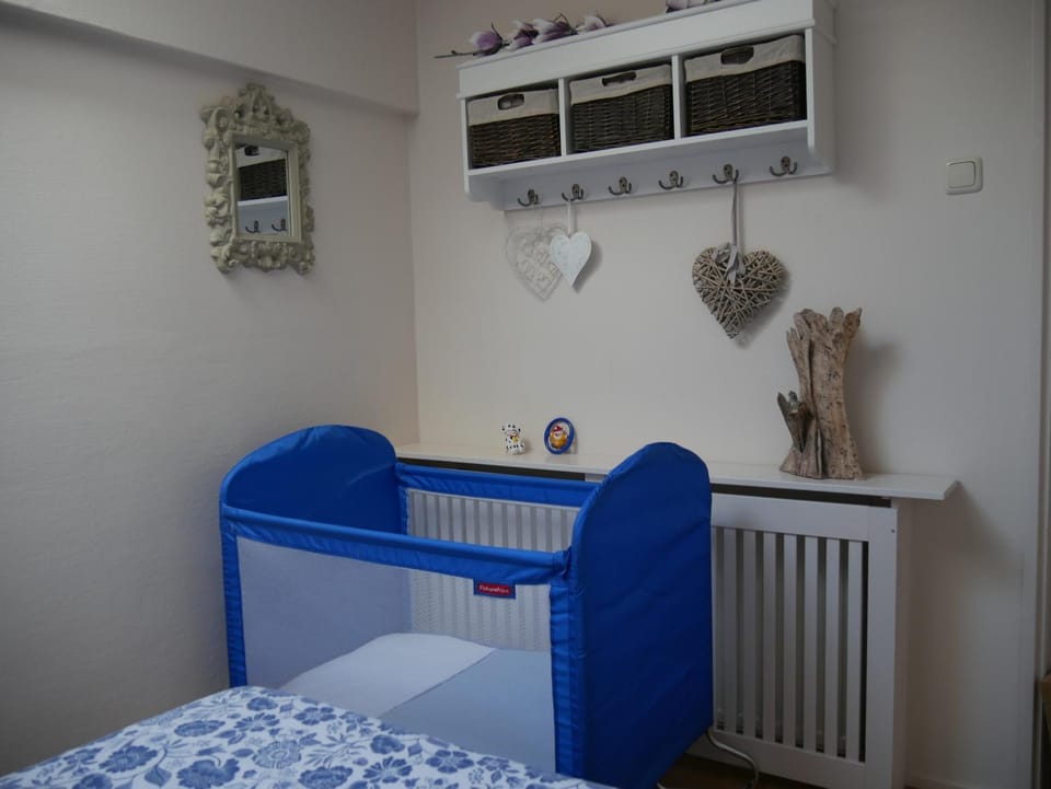 Bedroom, cot