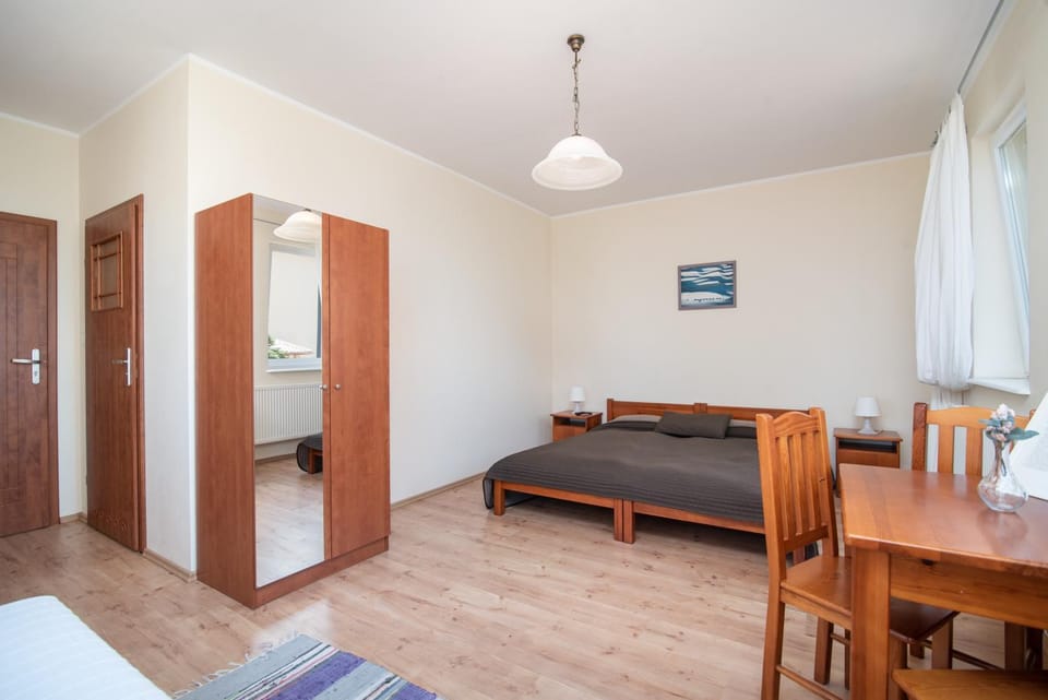 Photo of the whole room, Seating area