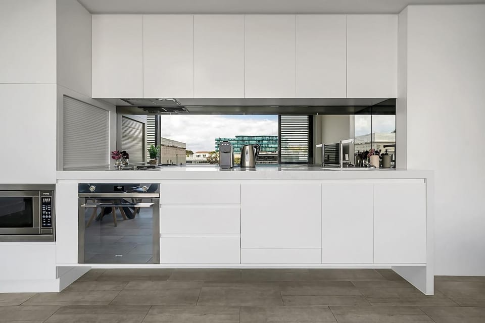 Bondi Beach Escape, Steps to Sand & Cafe Apartment in Bondi Beach