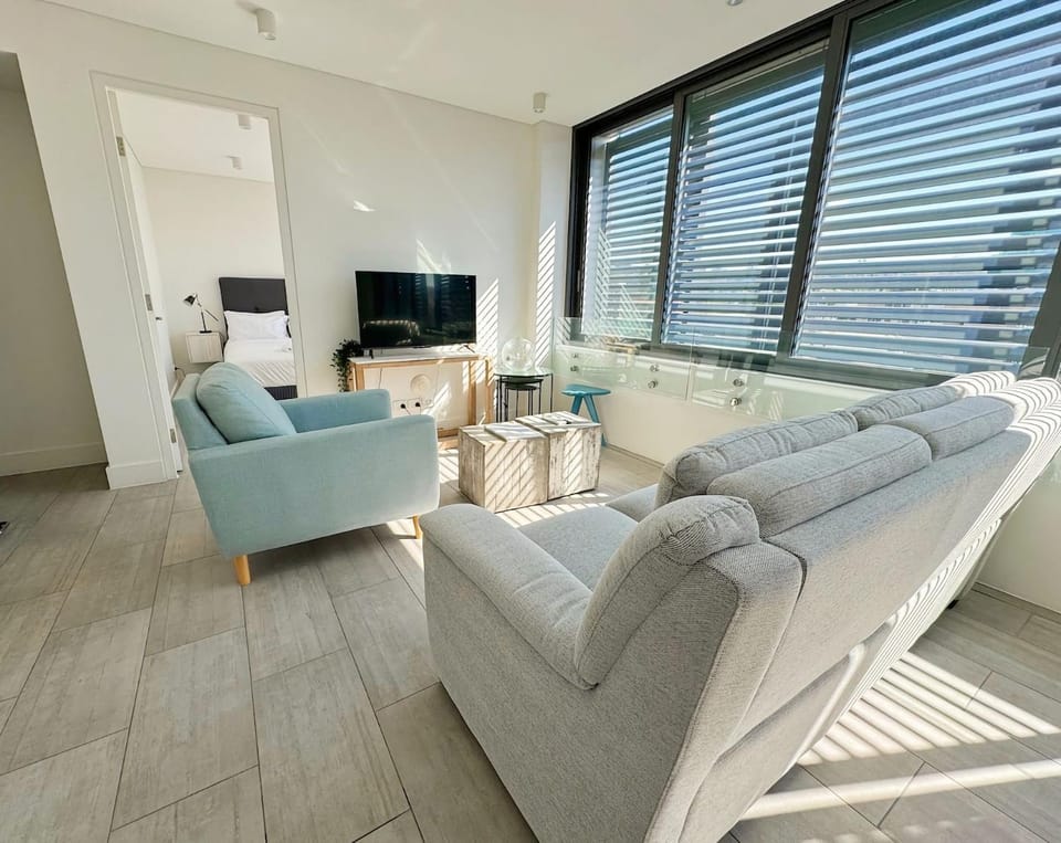Bondi Beach Escape, Steps to Sand & Cafe Apartment in Bondi Beach