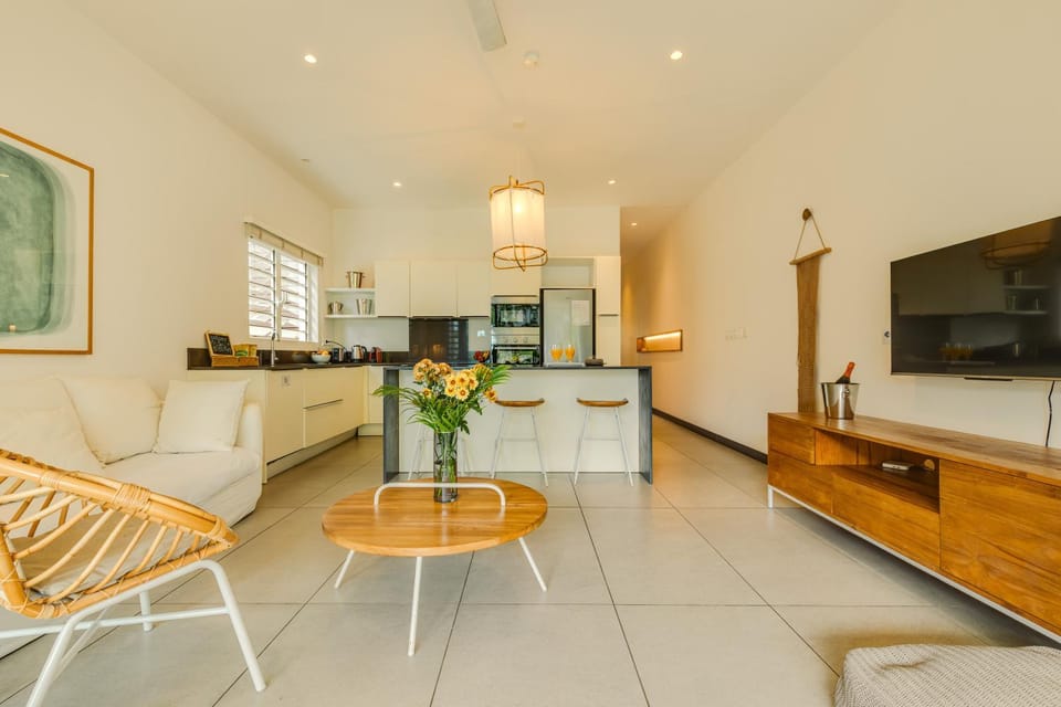 Kitchen or kitchenette, Living room, Seating area