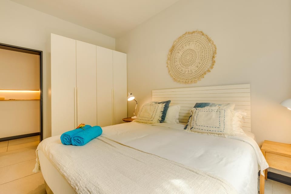 Bed, Bedroom, towels