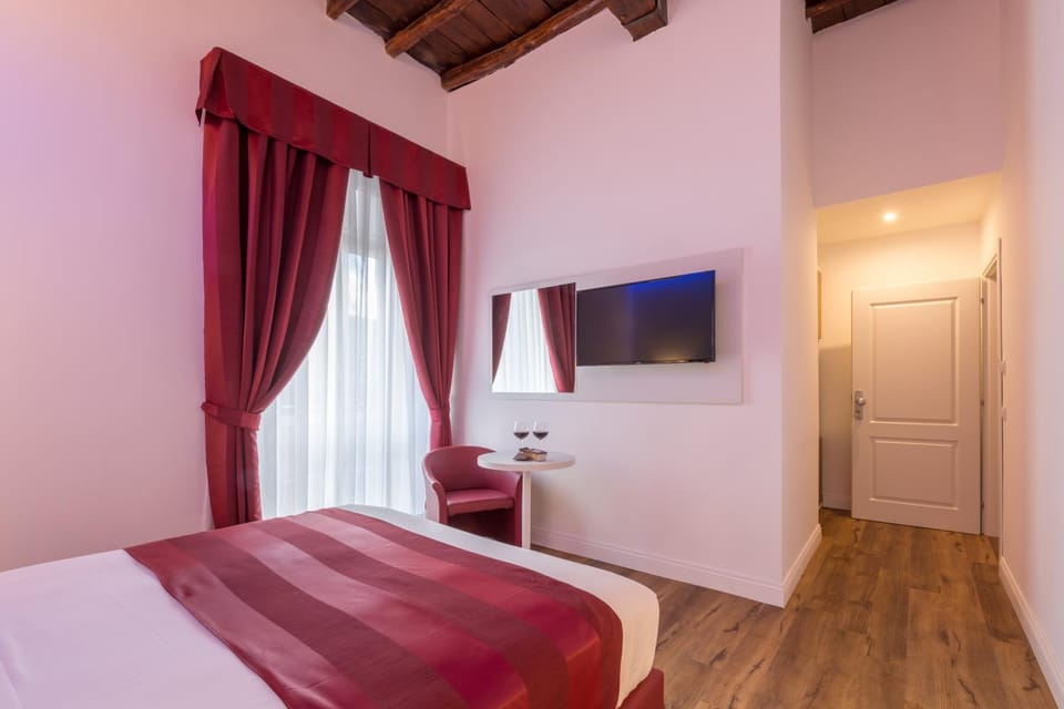 Bed, TV and multimedia, Photo of the whole room, Bedroom