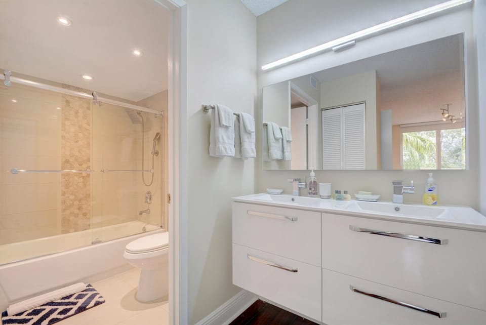 Renovated 2/2 Unit at Yacht Club/Aventura Apartment in Aventura