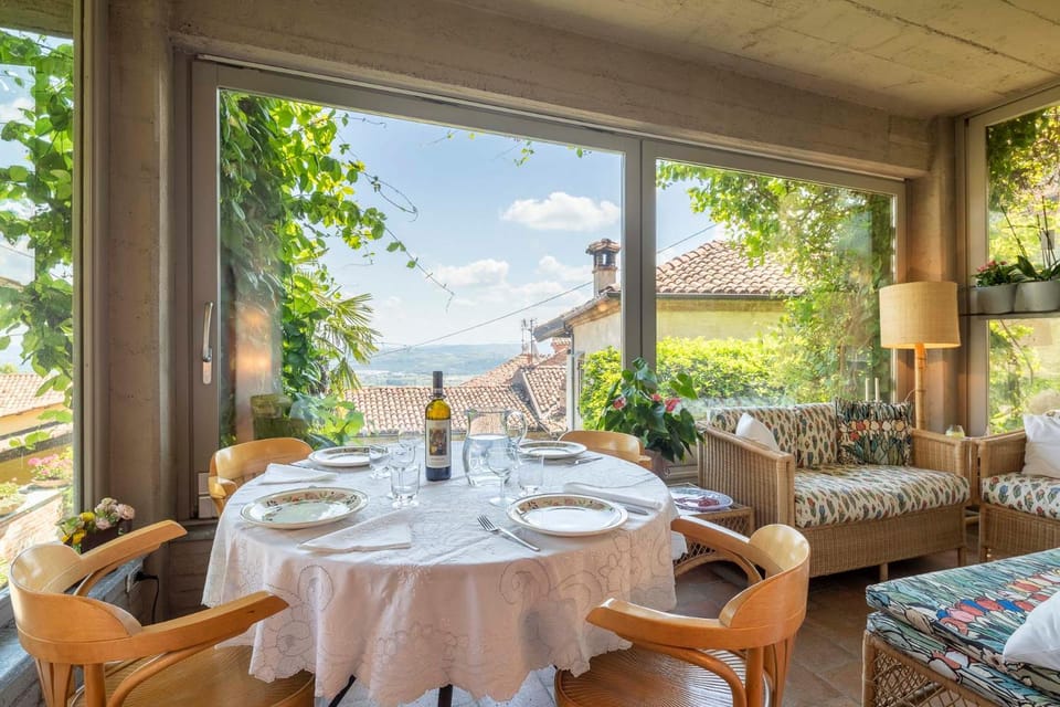 View (from property/room), Dining area, Landmark view