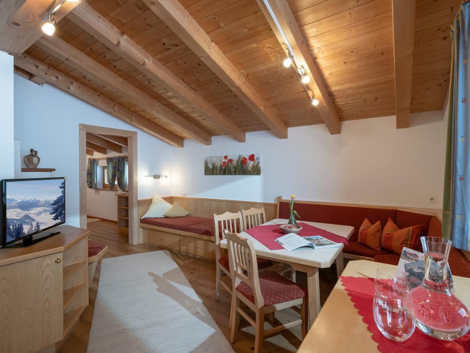 TV and multimedia, Living room, Seating area, Dining area