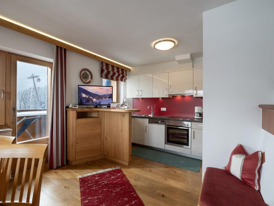 Kitchen or kitchenette, Living room, Seating area, Dining area, dishwasher, oven, stove
