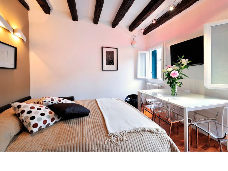 Bed, Living room
