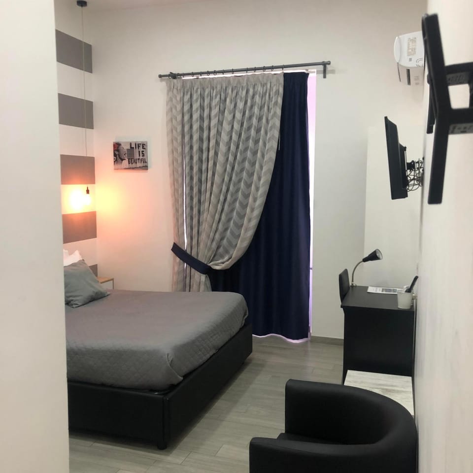 Bed, TV and multimedia, Photo of the whole room, Seating area, Bedroom, hair dresser