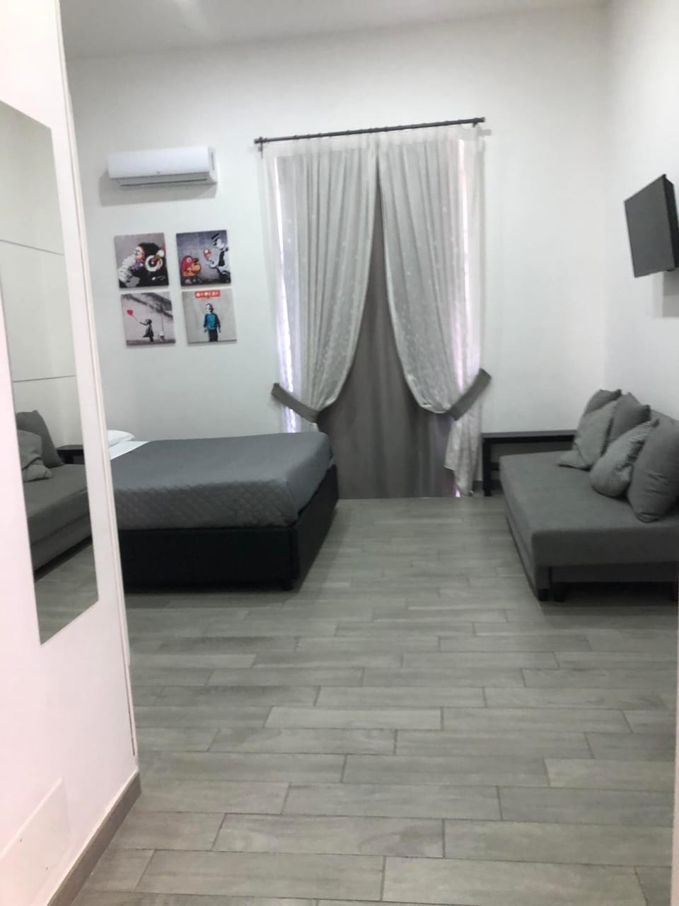 Bed, TV and multimedia, Photo of the whole room, Seating area, Bedroom