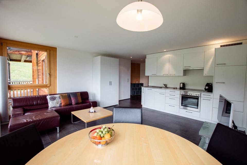 Coffee/tea facilities, Kitchen or kitchenette, Living room, Seating area, Dining area, stove