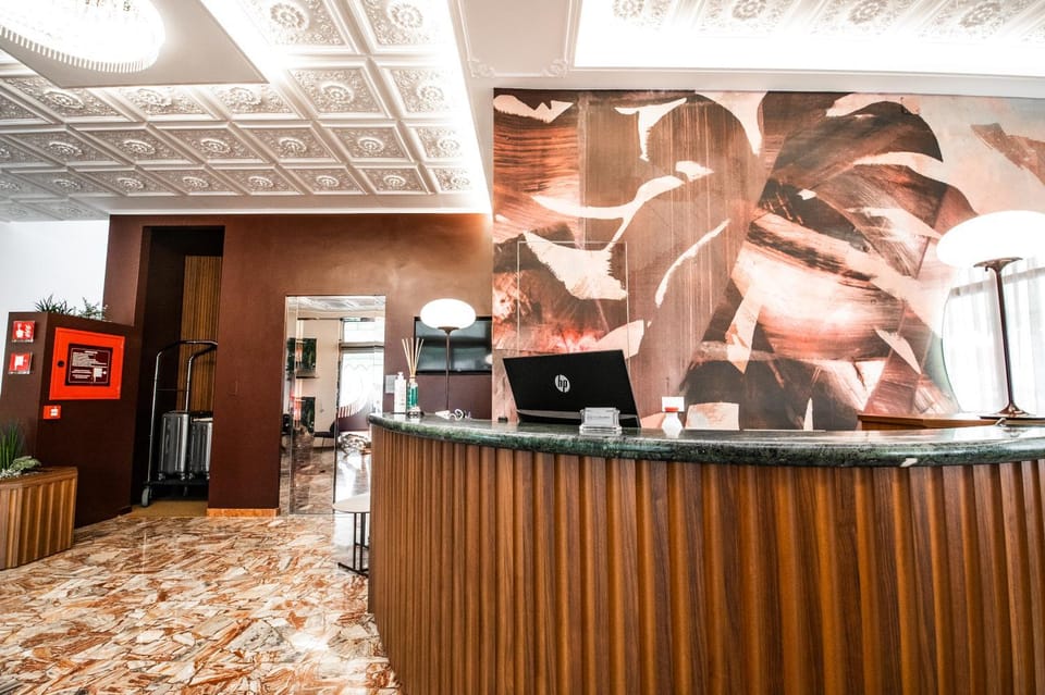 Restaurant/places to eat, Breakfast, elevator, acessibility