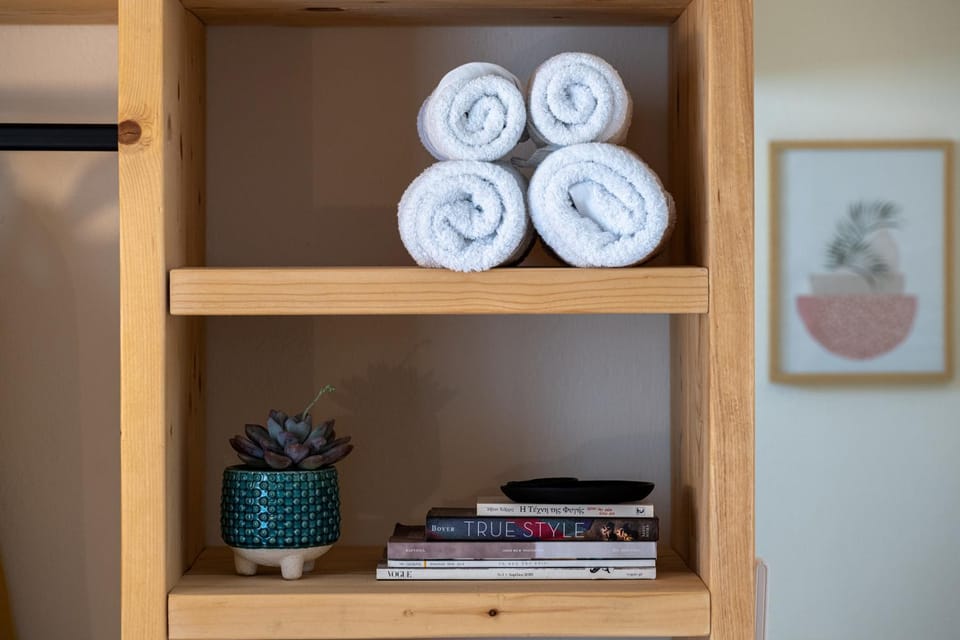 Library, Decorative detail, towels, wardrobe