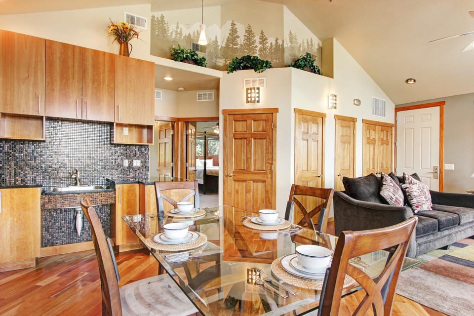 Kitchen or kitchenette, Dining area