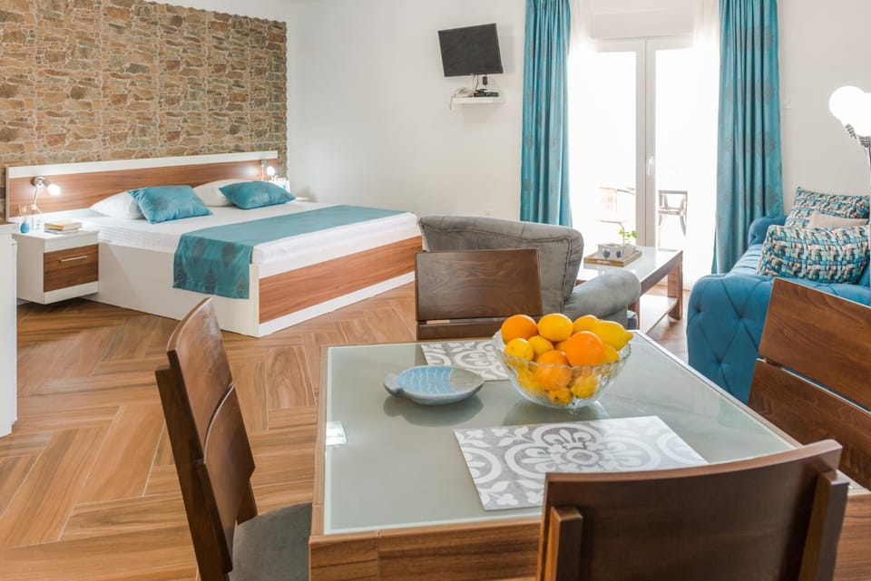Bed, TV and multimedia, Living room, Photo of the whole room, Seating area, Dining area, Bedroom