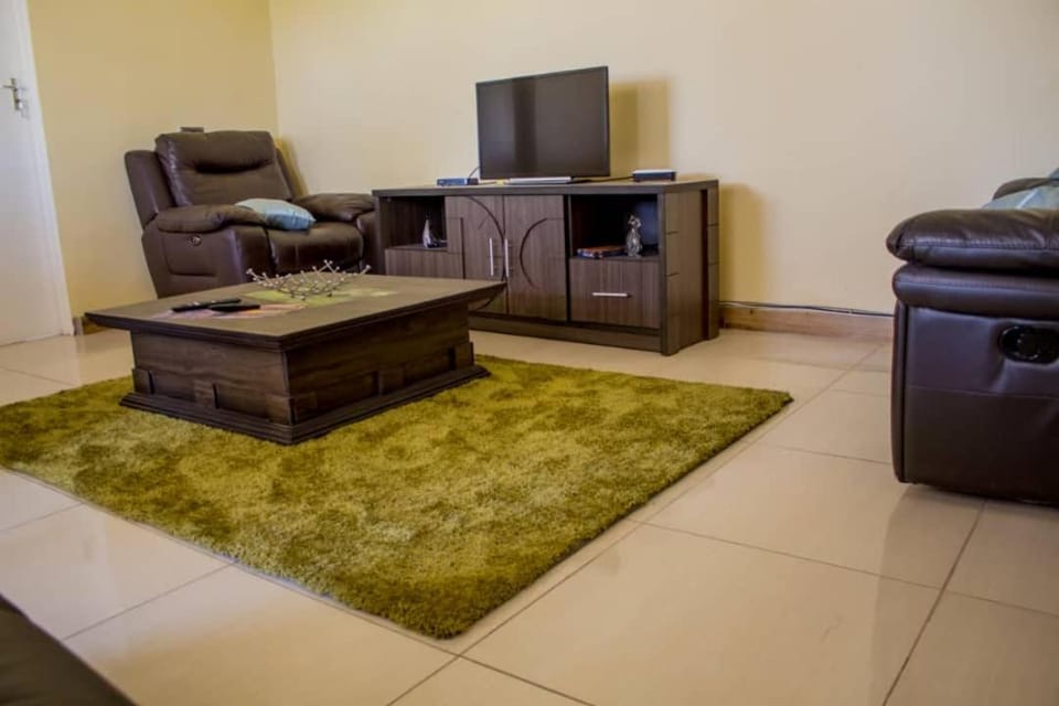 Communal lounge/ TV room, TV and multimedia, Living room, Lounge or bar, Seating area, Family