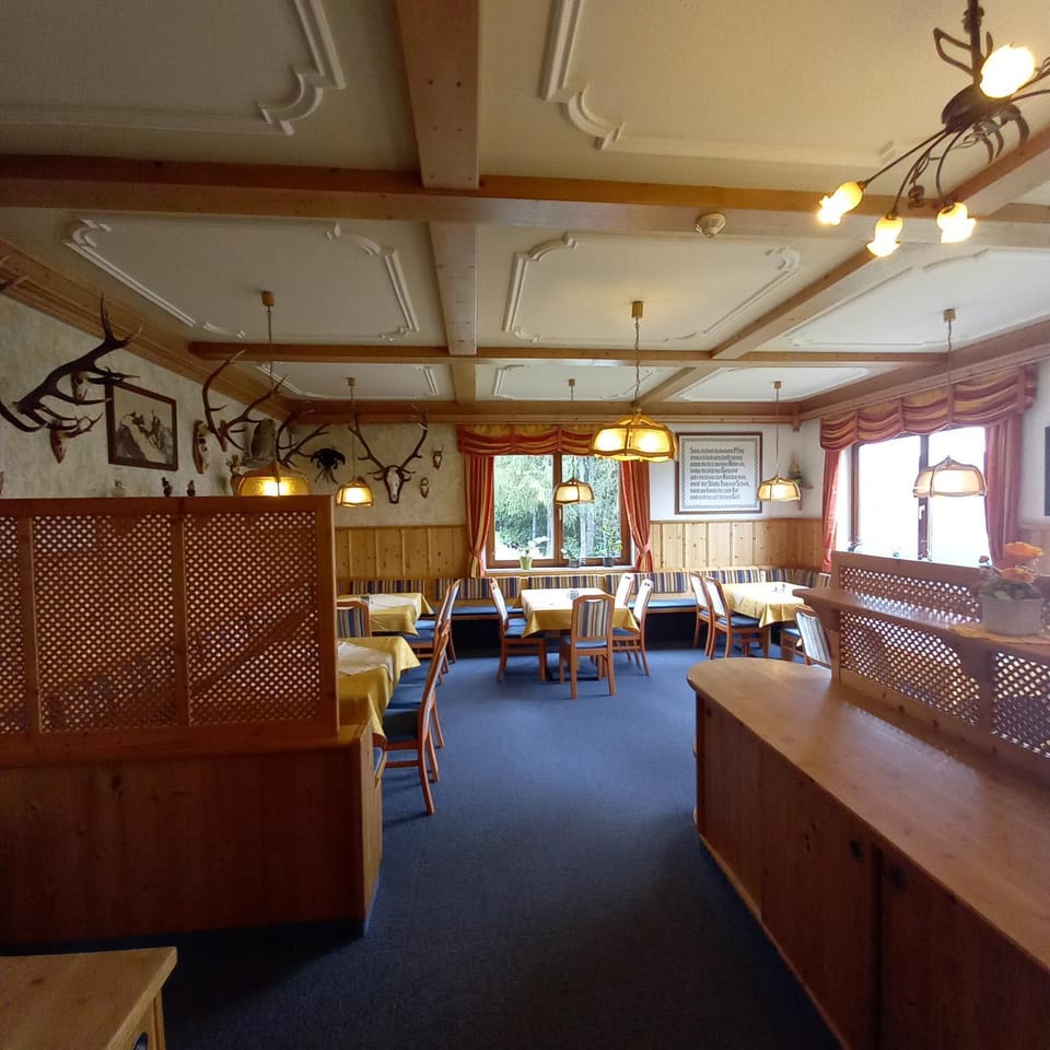 Restaurant/places to eat, Seating area