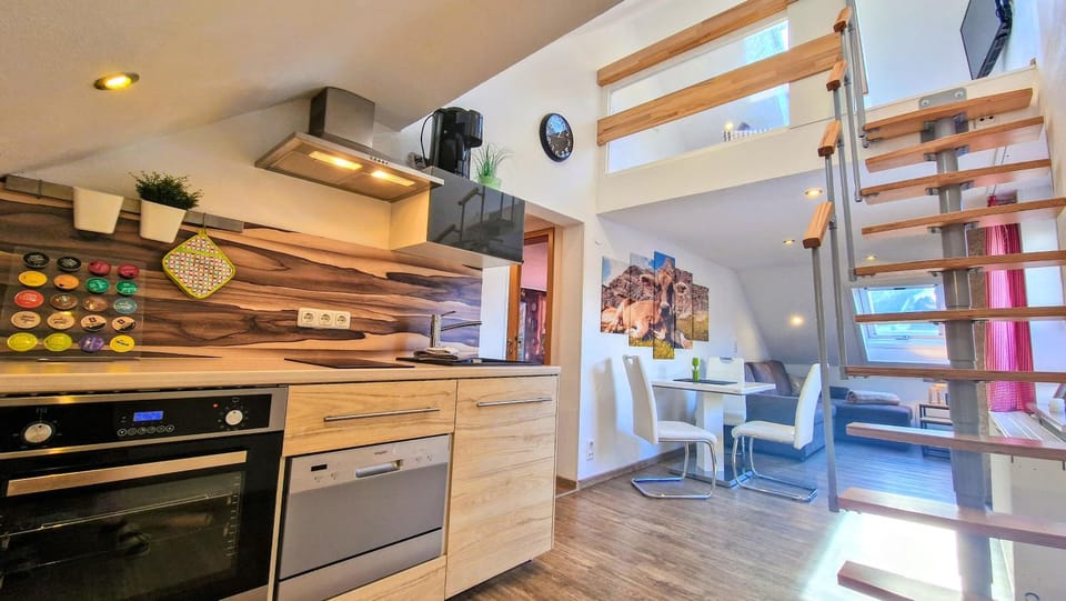 Kitchen or kitchenette, Dining area, dishwasher, room service, stove