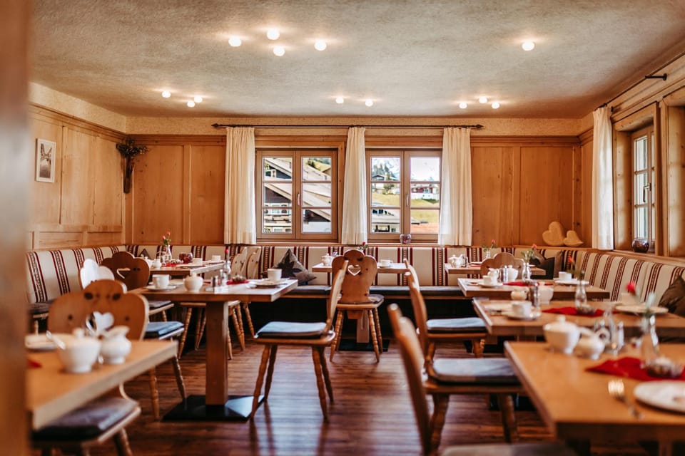 Restaurant/places to eat, Coffee/tea facilities, Breakfast
