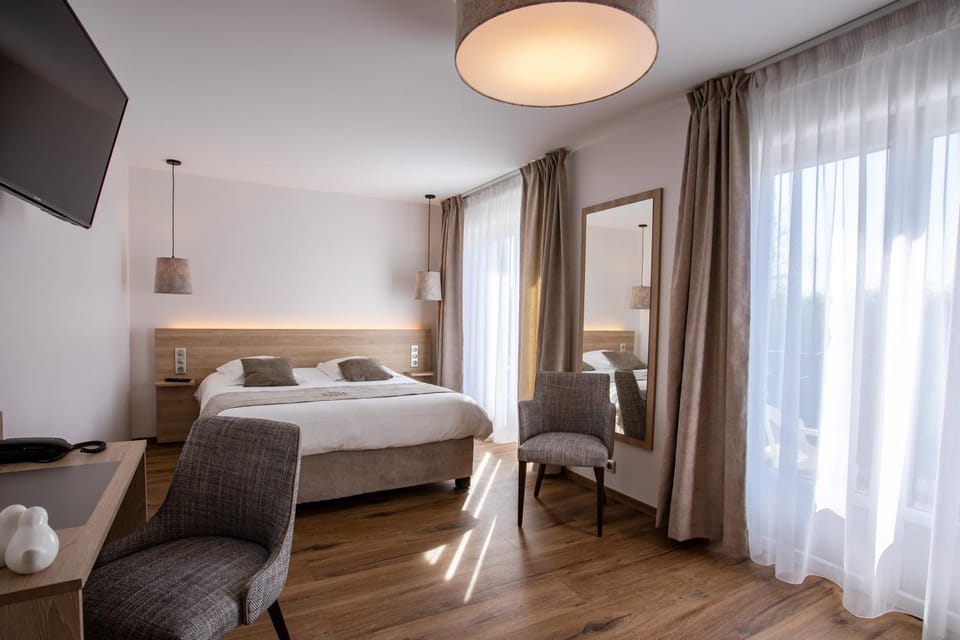 Property building, Bed, Photo of the whole room, Bedroom