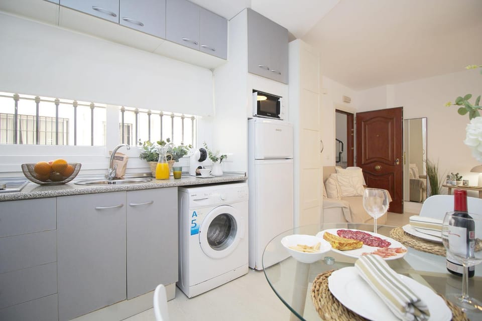 Kitchen or kitchenette, Living room, Seating area, Dining area, Food, oven, stove, washing machine